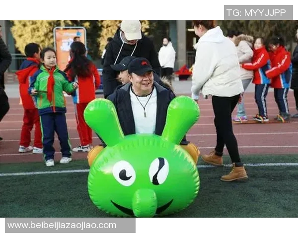 足球明星与孩子共享温馨时光的幸福瞬间展现亲子情深