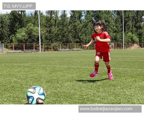 足球明星双脚夹球技巧大揭秘精彩视频展示绝妙球技与灵活身姿